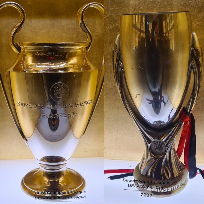 Andy_Calcio's tweet photo. #OjoAlDato 👀
El #Milan es el único club en Europa que tiene el trofeo real de la Supercopa de Europa (2007) en sus vitrinas, y también es el único club en Italia que posee la #ChampionsLeague y no una réplica. https://t.co/YCYjtqdvmX
