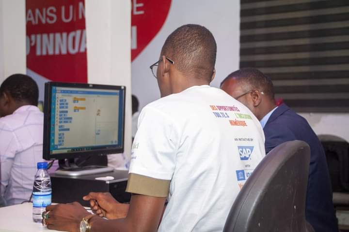 ACWNiger's tweet photo. Hier à @AnsiNiger s'est déroulée une formation des enseignants de Niamey sur codage à travers le logiciel scratch. Cette formation vise à outiller pédagogiquement les formateurs pour mieux transmettre la passion du codage à leurs jeunes apprenants de 8 à 16 ans. 
#Codage #Scratch https://t.co/IYSwEEr5NI