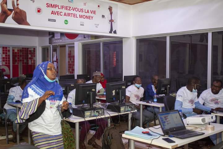 ACWNiger's tweet photo. Hier à @AnsiNiger s'est déroulée une formation des enseignants de Niamey sur codage à travers le logiciel scratch. Cette formation vise à outiller pédagogiquement les formateurs pour mieux transmettre la passion du codage à leurs jeunes apprenants de 8 à 16 ans. 
#Codage #Scratch https://t.co/IYSwEEr5NI