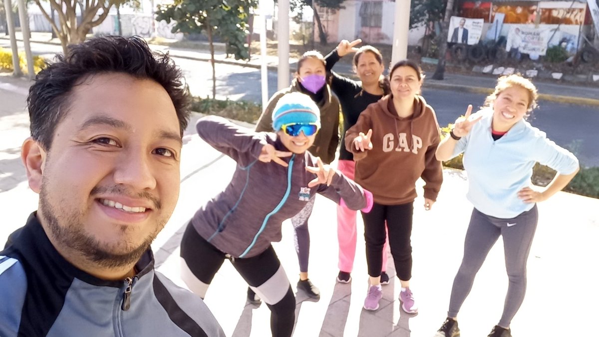 Maria_Alonso_R's tweet photo. Quien hace lo que siente, y le gusta, gana aunque pierda. ✨️🍂🍁 Aquí ya se entreno gracias a Dios 🙏🏻 🙌🏻 💪🏻 #BuenosDías ❄️
#cafe ☕️#yoelegicorrer #meencantacorrer #CorreViveSiente #EntreRunner #entrenaymejora #entrerunners #templorunner #running #run #runnergirl #runing #corre https://t.co/AzI2Lwvszi