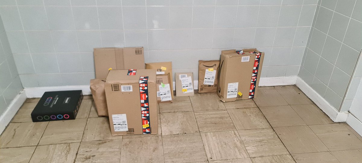 DreadedSarge's tweet photo. @AmazonUK your lazy Dartford depot drivers have got to STOP DOING THIS. Their job is to deliver parcels to the residents door not just dump them in a pile without knocking. 6 different residents didn't even know their parcel was here. #AmazonisthenewHermes https://t.co/gm6BGF3Y14