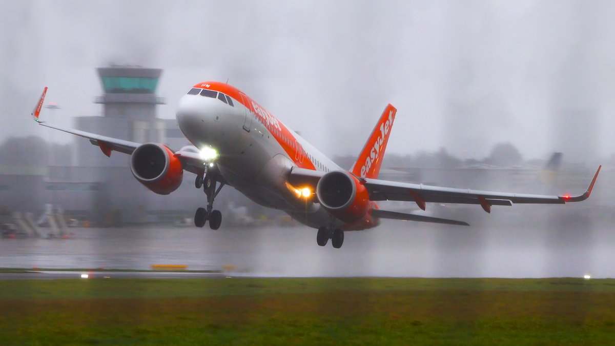 Mraviationguy's tweet photo. NEW VIDEO👉⏯️ https://t.co/jJSs8uA5Qv 🙌
"ROCKY LANDING & TAKEOFF! easyJet's Battling Strong Crosswind at Bristol Airport (4K)" 🌪️😯🛬🛫
#AvGeek #Plane #AbortedLanding #GoAround #TOGA #Crosswind #UKWeather #BristolAirport #Windy #Storm @itvwestcountry
@MenTourPilot https://t.co/P2jJIqHnOa