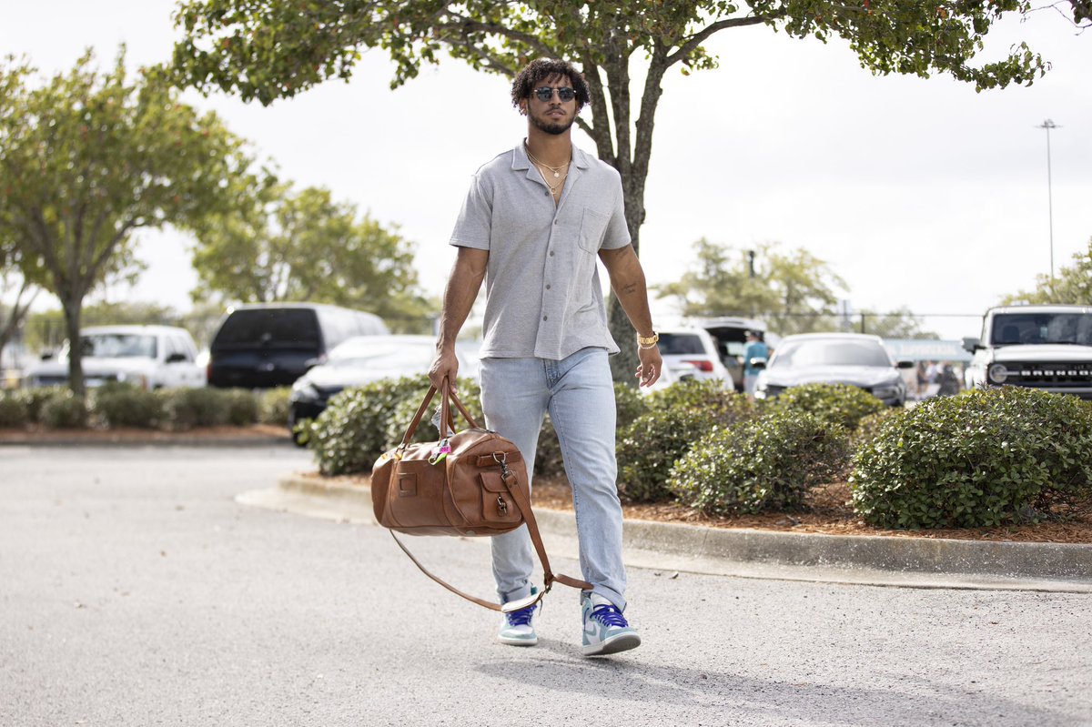 caleb2raw's tweet photo. I like gold chains and light wash jeans https://t.co/c34SCvCIha