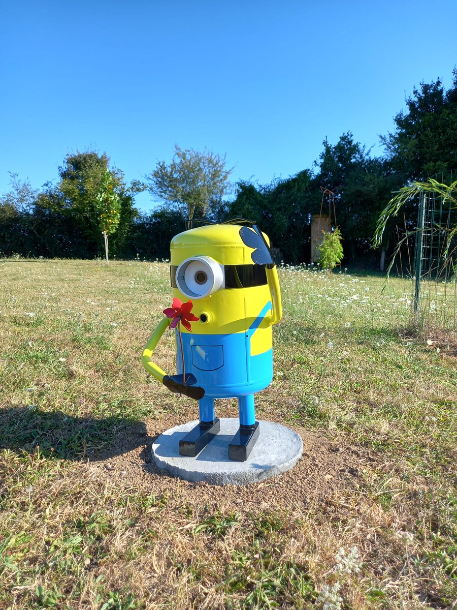 icimayenne's tweet photo. Un Minion a été volé à @VilledEvron la veille de Noël, son propriétaire porte plainte 😢😢#gendarmerie  #Mayenne   ▶️https://t.co/lrlfC6YjKt https://t.co/XT98fZF1of