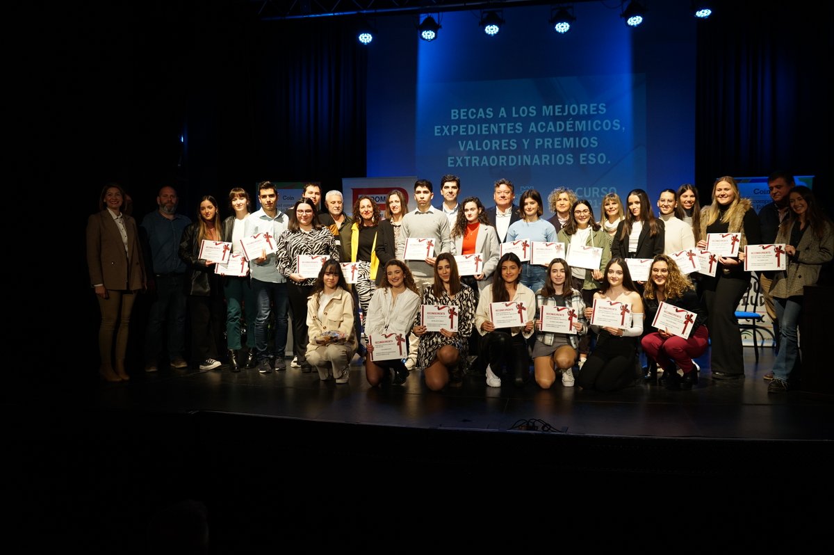 FranSantosCoin's tweet photo. ✅ Reconocemos a nuestros mejores estudiantes que destacan tanto por sus notas como por sus valores. Este año son 19 jóvenes de Bachiller y Ciclos Formativos y 3 jóvenes de la ESO. ¡Enhorabuena! 👏👉 https://t.co/jNP2zrotrS #Coin #CoinMLG #CoinEduca https://t.co/Z0DBhuet5k