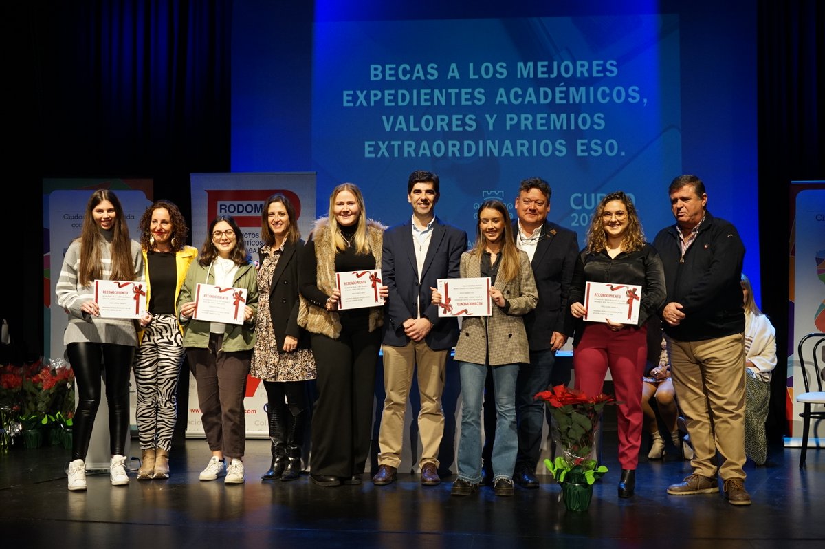 FranSantosCoin's tweet photo. ✅ Reconocemos a nuestros mejores estudiantes que destacan tanto por sus notas como por sus valores. Este año son 19 jóvenes de Bachiller y Ciclos Formativos y 3 jóvenes de la ESO. ¡Enhorabuena! 👏👉 https://t.co/jNP2zrotrS #Coin #CoinMLG #CoinEduca https://t.co/Z0DBhuet5k