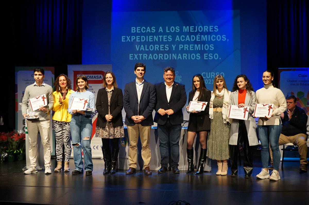 FranSantosCoin's tweet photo. ✅ Reconocemos a nuestros mejores estudiantes que destacan tanto por sus notas como por sus valores. Este año son 19 jóvenes de Bachiller y Ciclos Formativos y 3 jóvenes de la ESO. ¡Enhorabuena! 👏👉 https://t.co/jNP2zrotrS #Coin #CoinMLG #CoinEduca https://t.co/Z0DBhuet5k