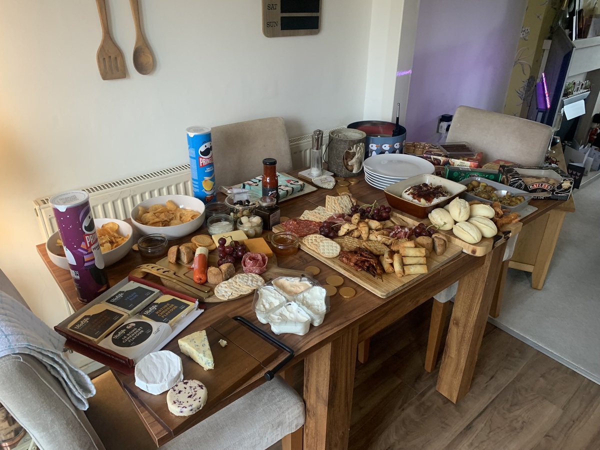 RoseyMilne's tweet photo. @jordannorth1 picky tea time of year is the best 😍 https://t.co/XdMgG2ni70