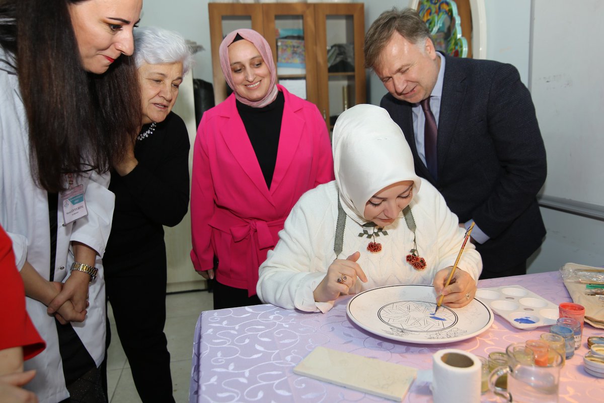 İlçe Başkanımız Sn. <a href="/erolaydin54/">Erol Aydın</a> ile birlikte Adapazarı Halk Eğitim Merkezini ve burada eğitim gören kursiyerleri ziyaret ettik.

İnşallah birgün bizde kursiyerlerimiz gibi eğitim alırız. ☺️

+📸