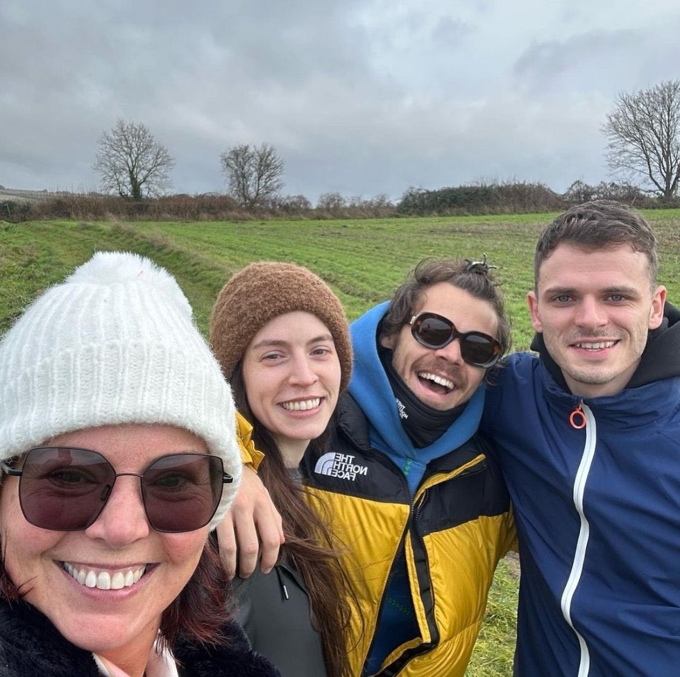 thehsbrasil's tweet photo. ANTES TARDE DO QUE NUNCA!

HARRY COM ANNE, GEMMA E MICHAEL ESTA SEMANA ❤️ https://t.co/XTl9V0il5n