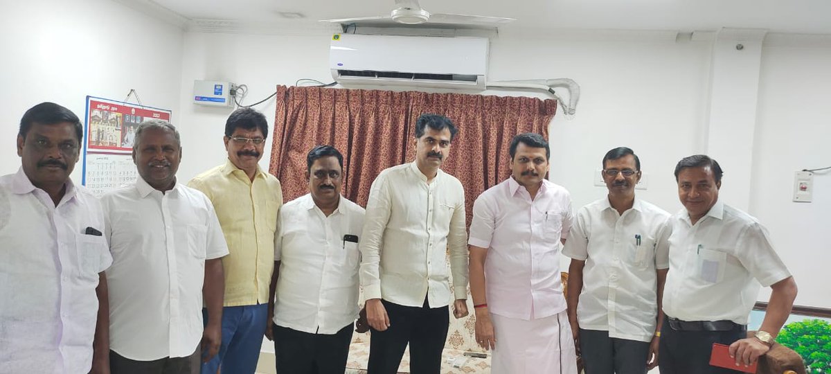 duraivaikooffl's tweet photo. நம்முடைய  மின்வாரிய தொழிற்சங்கத்தின் உடைய அங்கீகாரம், விடுபட்ட கேங்மேன் பணி நியமன ஆணை மற்றும் மின்வாரிய ஊழியர்களுக்கு 01.12.2019 முதல் வழங்க வேண்டிய ஊதிய உயர்வு உள்ளிட்ட கோரிக்கைகளுக்காக இன்று மாண்புமிகு மின்துறை அமைச்சர் அண்ணன் திரு.V.செந்தில் பாலாஜி அவர்களை சந்தித்தேன். https://t.co/y5ciTS9thX
