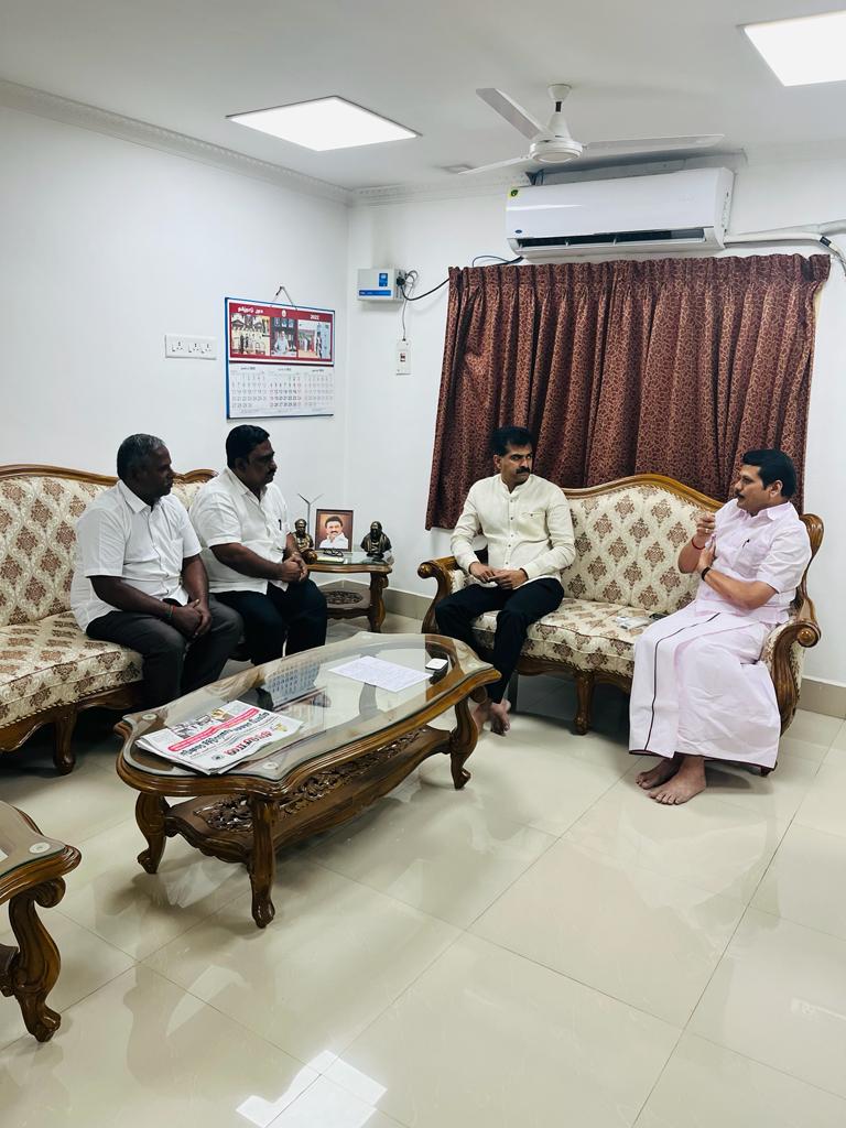 duraivaikooffl's tweet photo. நம்முடைய  மின்வாரிய தொழிற்சங்கத்தின் உடைய அங்கீகாரம், விடுபட்ட கேங்மேன் பணி நியமன ஆணை மற்றும் மின்வாரிய ஊழியர்களுக்கு 01.12.2019 முதல் வழங்க வேண்டிய ஊதிய உயர்வு உள்ளிட்ட கோரிக்கைகளுக்காக இன்று மாண்புமிகு மின்துறை அமைச்சர் அண்ணன் திரு.V.செந்தில் பாலாஜி அவர்களை சந்தித்தேன். https://t.co/y5ciTS9thX