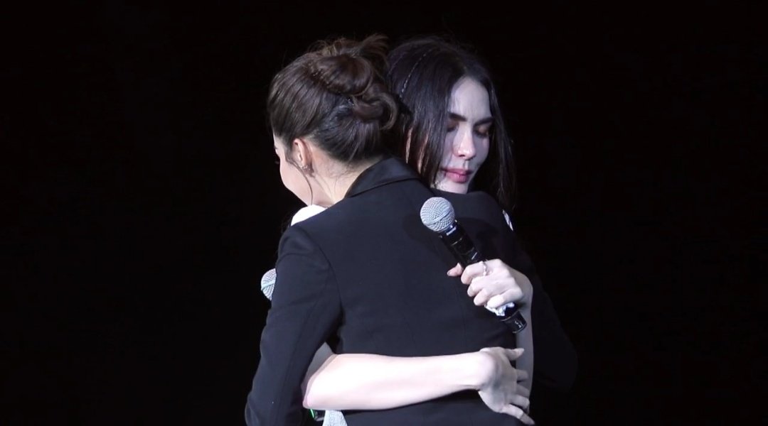 lilyfa20's tweet photo. I have understood a lot about love tonight.With such beautiful love, we will all be together forever. As long as the existence of Englot exists in this world, we will all be together 🤍🖤

#MeetingENGLOTConcert #อิงล็อต #ชาล็อตออสติน #อิงฟ้ามหาชน https://t.co/uQaYqLFX8T