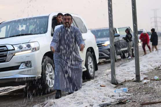 DunyaNews's tweet photo. گرم ترین ملک کویت میں ژالہ باری، شہری سڑکوں پر نکل آئے #kuwaitrain #kuwaitsnowfall https://t.co/aMZPQz7aXz https://t.co/0HMT8UMuIR