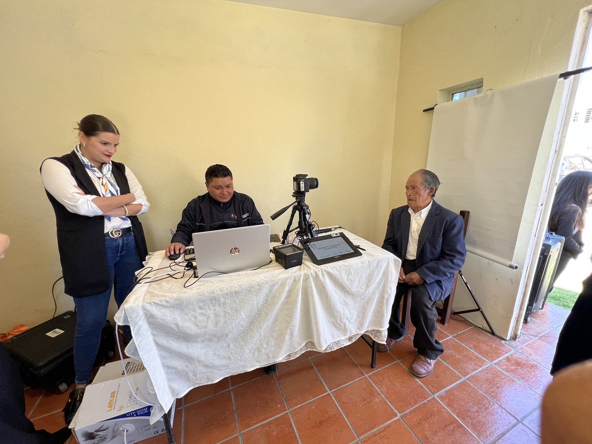 tefavintimilla's tweet photo. ¡Cedulación en las parroquias! 🪪 👍🏻
#AHORA 🔴 En la parroquia #Turi en #PuntaCorral se desarrolla la brigada de cedulación móvil a varias personas que se benefician de esta actividad.
Trabajamos articuladamente por el bien de todas y todos.
#JuntosLoHacemosPosible 🇪🇨 https://t.co/4EMghdzgJs