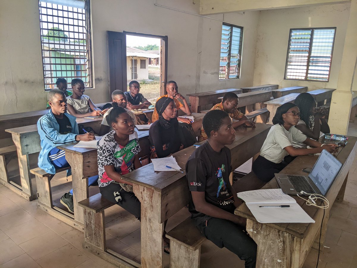SadateIssifou's tweet photo. En effet, nous étions cet après midi à @UniveLomeTg avec les membres de l'association @IAAS_TOGO pour les sensibiliser à la bonnes utilisation des réseaux sociaux.
#TgTwittos #Pircad #Togo #TT229
2/4 https://t.co/EZ7MihHO8c