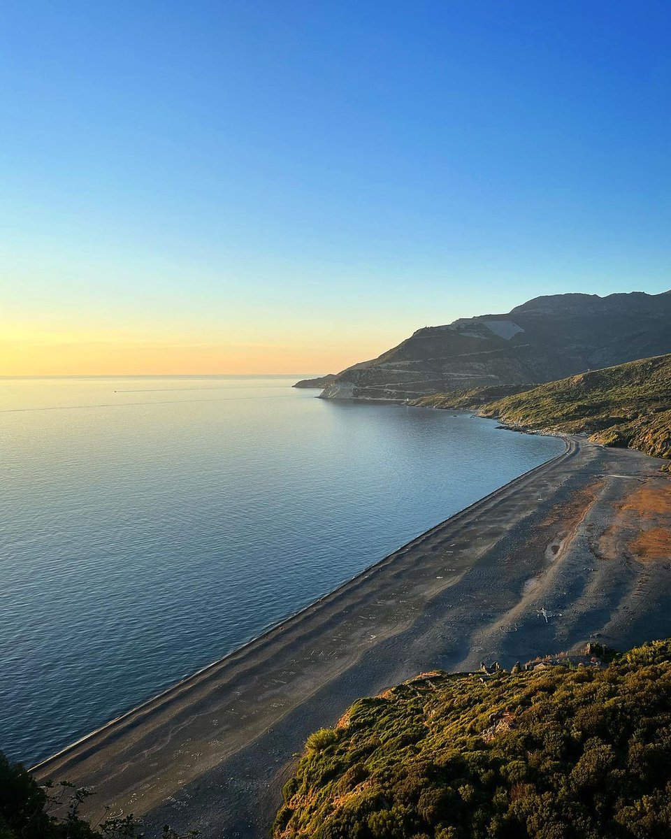 𝑮𝒐𝒍𝒅𝒆𝒏 𝑯𝒐𝒖𝒓 ✨

Eté comme hiver, la lumière du soleil couchant souligne les à-pics rocheux et resplendit sur le bleu de la Méditerranée 🌊

📸🙏 <a href="/cecile_Dgn/">Cécile Dgn</a>

#CapCorse #CapiCorsu #CapCorseTourisme #DestinationCapCorse #ExploreCorsica #Corse #Corsica #Découverte