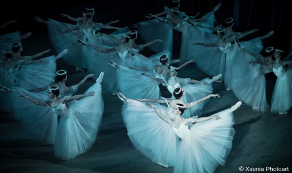 Si vous l'avez manquée hier, chronique de "Giselle" par le Ballet National d'Ukraine @TCEOPERA. L'occasion aussi de recueillir la parole de deux solistes de la compagnie, qui nous racontent leur quotidien par temps de guerre.  
dansesaveclaplume.com/en-scene/11154…