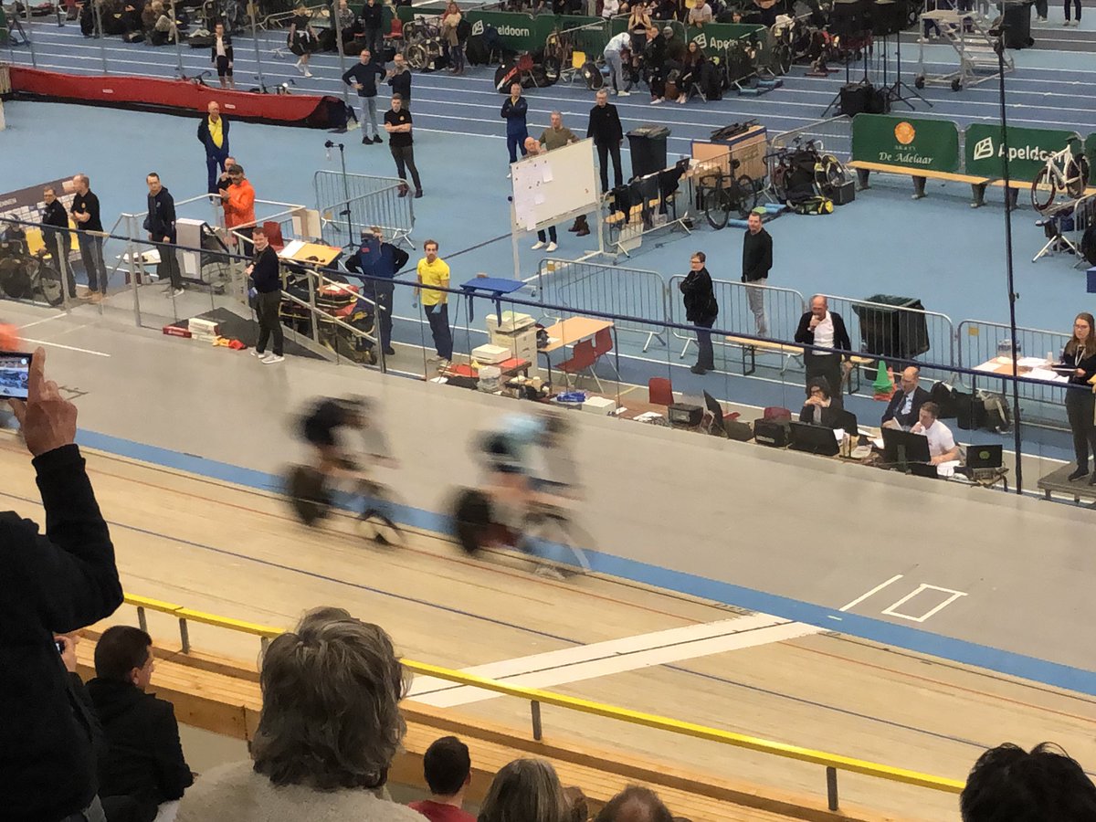 Na de titel op de sprint, pakt Harrie Lavreysen ook de nationale titel op de Keirin. Zilver is voor Tijmen van Loon. Het brons voor Daan Kool. #NKbaanwielrennen
