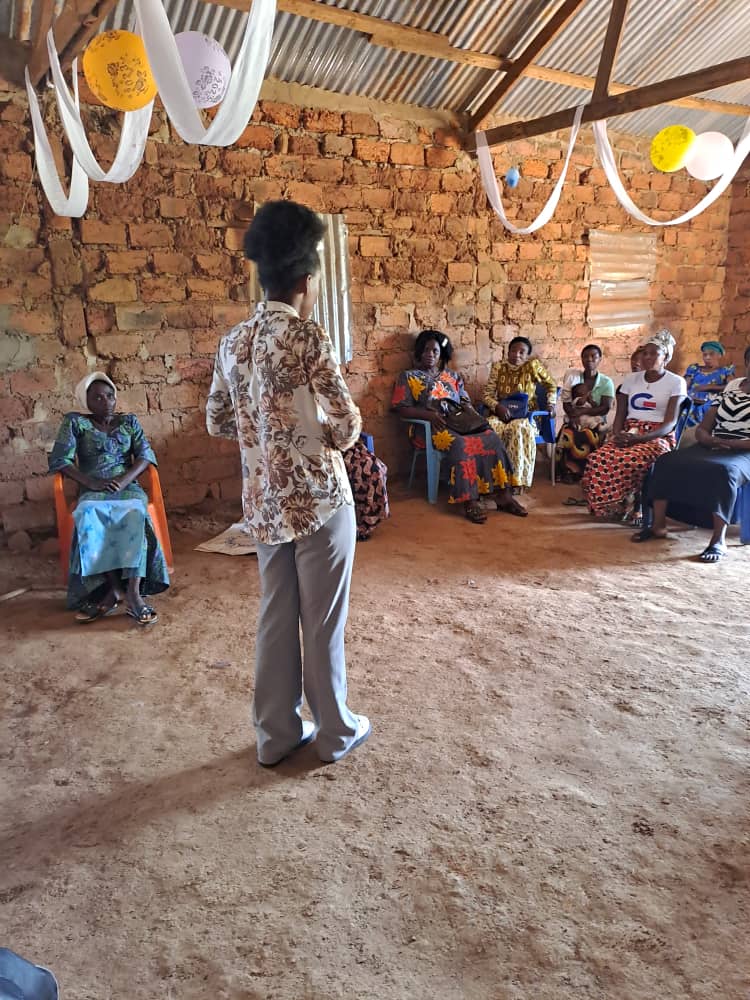 AdrafAsbl's tweet photo. Sous le guide des ONG #RFSE et #ADRAF, la communauté Postolo située à quelques km de Fungurume àma participée à l'activité de lancement et accréditation du projet financé par la GIZ au travers son projet DISM.@giz_drcongo @AdrafAsbl https://t.co/aSolGb3r1p