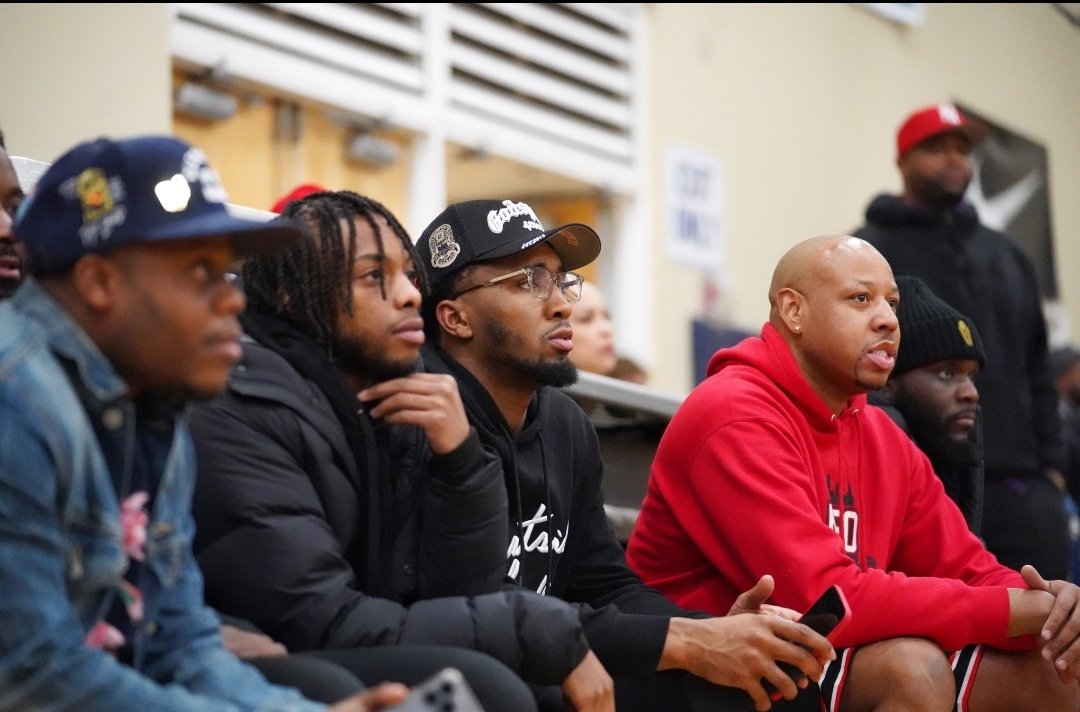 sonnyjohnson32's tweet photo. Athletes come 2 CLE &amp; claim they want 2B involved w/community,but @dariusgarland22 &amp; @spidadmitchell r real 1's. Thanks 4 coming 2  @neoyouthelite Xmas Classic. @egoldie80 @JohnTelich8 @JonDoss @NEOZoneHS @mgoul @TheKennyRoda @SportsBoyTony @923TheFan @DreKnott @PrepHoopsOH https://t.co/9SeV3FZb8E