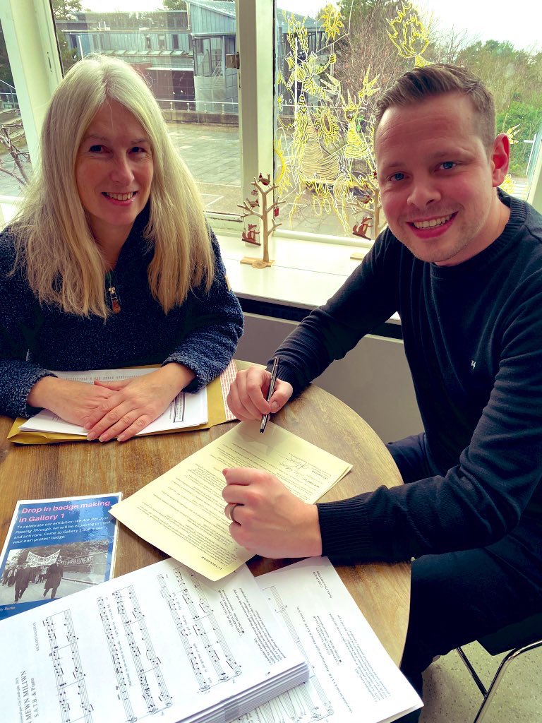 Lovely to catch up with Ruth from <a href="/Curiad_Music/">Curiad</a> last week whilst in Aberystwyth.
Signing contracts for new music!
‘Un Mewn Miliwn’ ready to order!!

Where would we be without our publishers’ support! Diolch!❤️