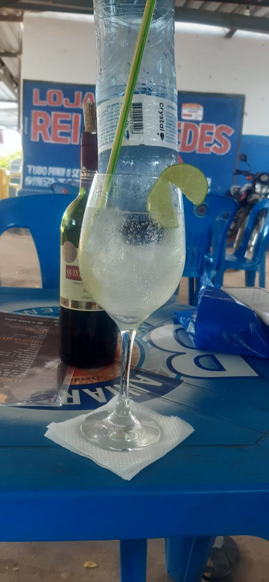 Meu colegas bebendo cerveja e eu sem beber pedi uma água com gás e o dono do bar foi bem criativo kkkk