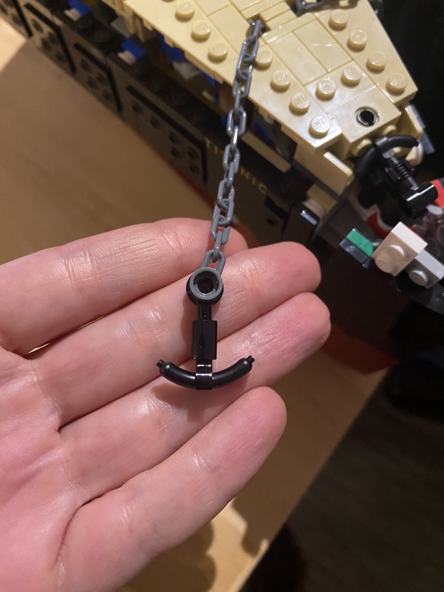 680 Euro für die Lego-Titanic und dann verwenden die das Teil "Wurst" als Anker, na ja.