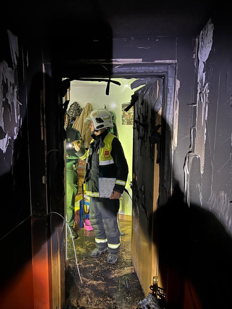 ServiralPueblo_'s tweet photo. Atentado criminal contra las masas: incendio provocado contra un bloque de viviendas buscaba quemar vivas varias familias en su interior.

Reproducimos el comunicado de @VillalbaViviend

#estadoespañol 

https://t.co/f9yDUJMJmj https://t.co/m1P69ekFDh
