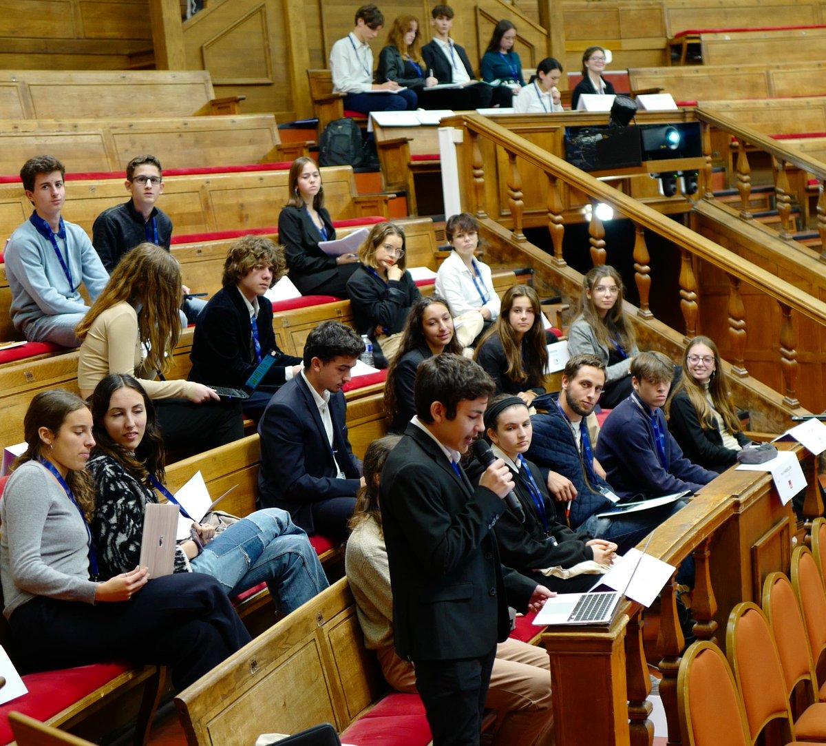 modeleuca's tweet photo. Voici des photos de la simulation du #ParlementEuropeen lors du #MEUCA 2022 📸 Ici sont présents les députés européens de chaque parti politique européen. Ils débattent et formulent des amendements sur les 2 directives proposées : Asile/Immigration et Cybersécurité/Cyberdéfense😌 https://t.co/yds9E6SRJ6
