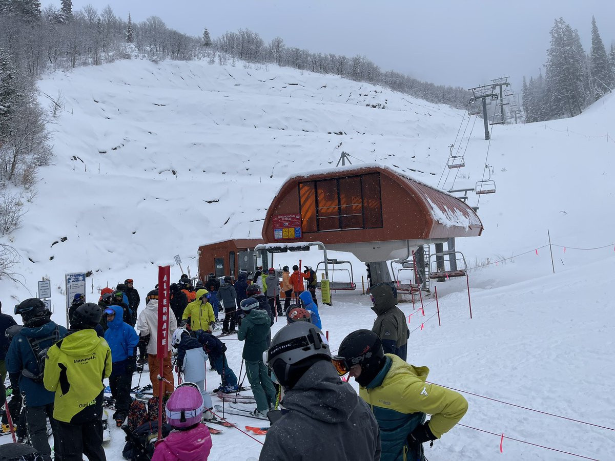 NotMomsPlaylist's tweet photo. @PCMtnAlert @PCski This is people still waiting at 10:52People are starting to walk up the cat track just to get out of here. YOU ARE A JOKE! https://t.co/52BMbEIZnO