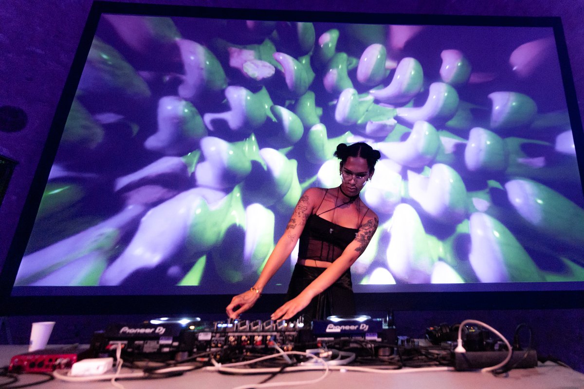 MACBA_Barcelona's tweet photo. #BestofMACBA2022
La festa i l’escolta sensible van ocupar un espai central en la cinquena edició de #LoremIpsumMACBA.
Vam gaudir de les propostes de @stine_ja, @ulasickle, Enrique del Castillo, @AereaNegrot, @Vuelan_Palomas i @TAAHLIAH.
📷 @Dani_Canto https://t.co/Do0GFXeUQG