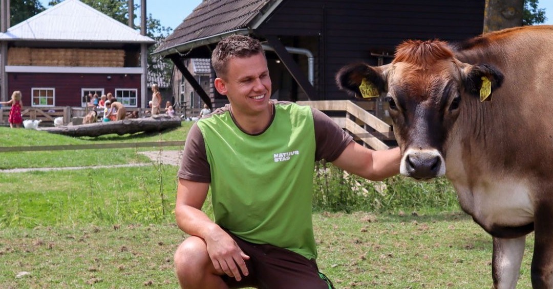 Kom ook werken bij Natuurstad en draag bij aan een groen en duurzaam Rotterdam!

We hebben een aantal vacatures voor medewerkers op onze tuinen, kinderboerderijen, lescentra en het bedrijfsbureau. Pas jij in ons team? 

Bekijk alle vacatures hier: natuurstad.nl/over-ons/werke…