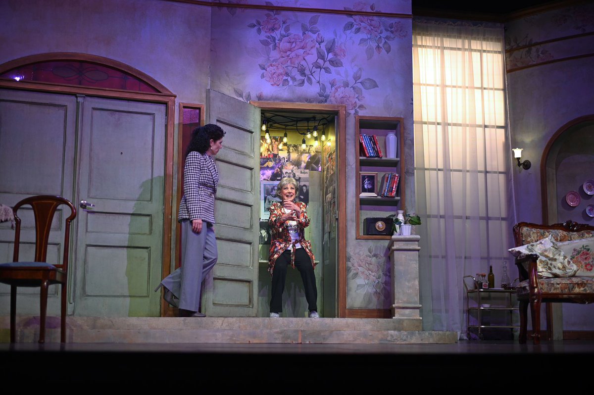 100m2Obra's tweet photo. ¡Adquiere tus boletos y acompaña hoy mismo a #JacquelineAndere y @AnaKarinaGE en #100m2Obra antes de su fin de temporada este viernes 30 de diciembre 🗝️!

📍 Nuevo Teatro Libanés
🔘 Mié. 28 de Dic. | ⏰ 6:30 p.m.
🎟️ https://t.co/YPk9I6bJFy https://t.co/l4lczYMAm7