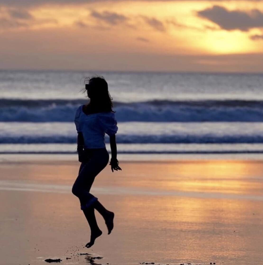 MichelleaBakker's tweet photo. “She finds freedom in a great many things, but there is something about the potion of the sun, sand and salt water that magically sets her soul free” @JIronword 
☀️🐚🌊🦋

#Photo #PihaBeach #WestCoast @newzealand 
#NewZealand @getbluemind #Bluemindlife #Ocean https://t.co/MggkQON2yS