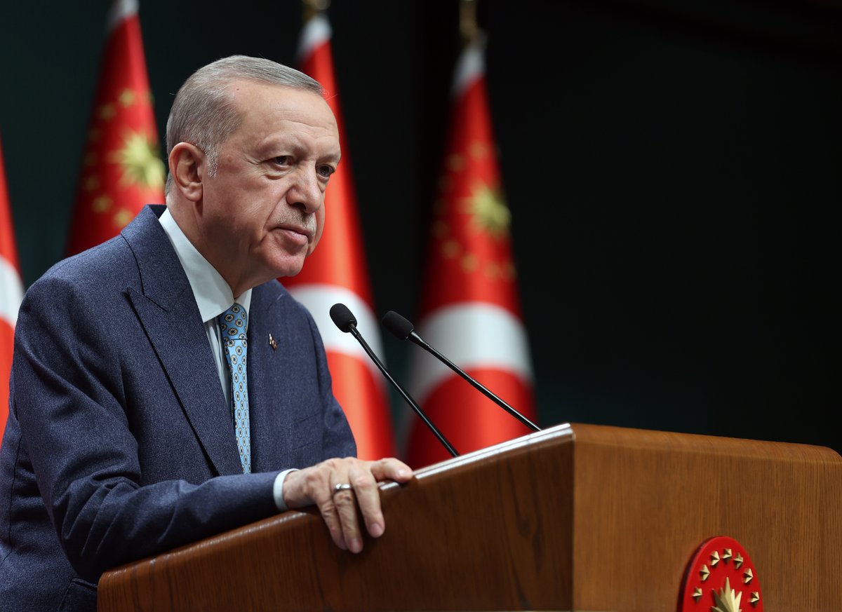 Cumhurbaşkanımız Recep Tayyip Erdoğan, Cumhurbaşkanlığı Külliyesi’nde düzenlediği basın toplantısında, emeklilikte yaşa takılanlar (EYT) düzenlemesi konusunda yapılan çalışmanın detaylarına ilişkin açıklamalarda bulundu.