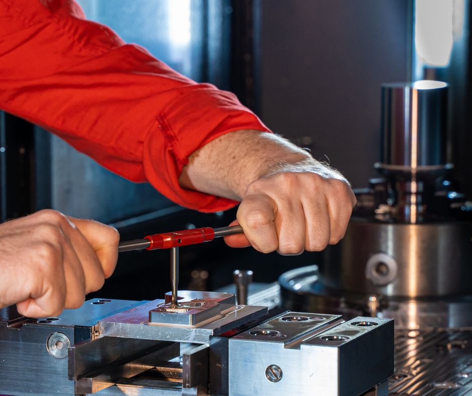 Hey CT residents 16-24...APPLY NOW for FREE training in milling &amp; #CNC machining AND #OSHA 10/30 certification, which is a recommended qualification for many jobs to ensure on-the-job safety

BEGINS JAN 2023
2 SCHEDULES TO CHOOSE FROM

Learn more + apply bit.ly/MillingPlusOSHA