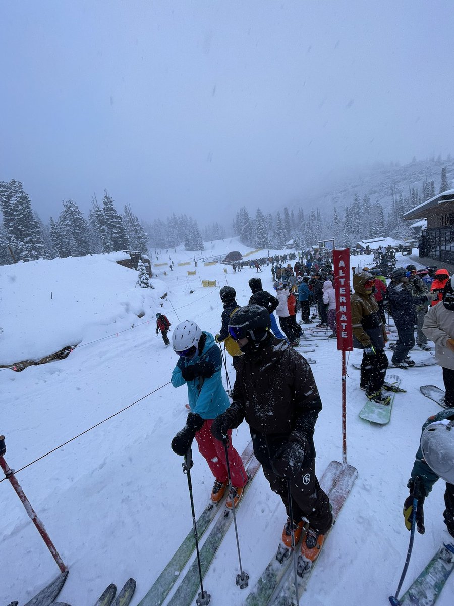 Heftybag's tweet photo. @PCMtnAlert @PCski This is the line at timberlinr 15 minutrs aftrr this post https://t.co/eaSUGf07Kq