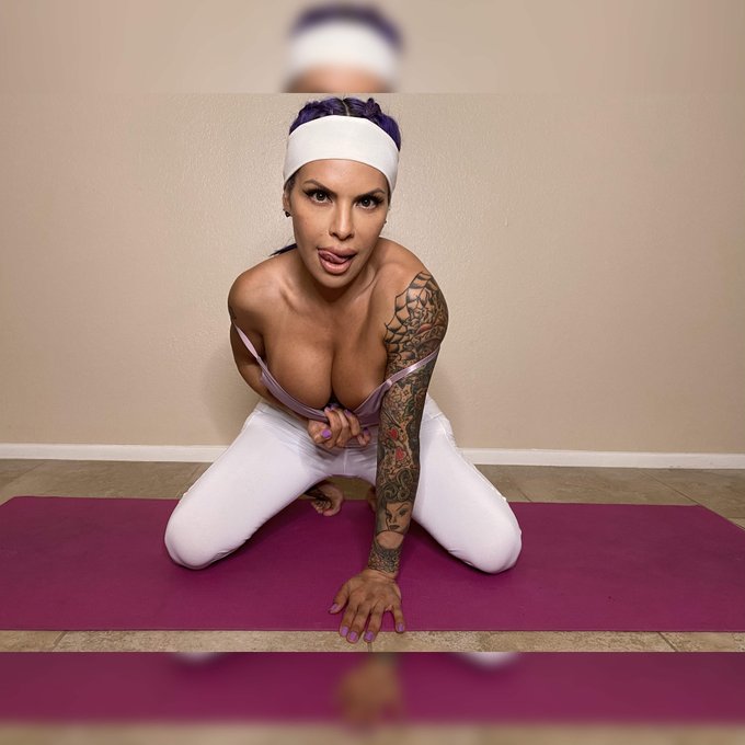 Watch TS Foxxy's leaked NSFW photo on TwXstars