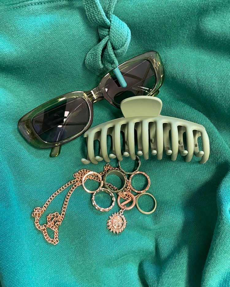 eightysix92's tweet photo. The ULTIMATE 90s accessory Kit 🔥
*
Shop accessories at https://t.co/SclTH2AmG2
Use Code: THROW25 for $$ off ‼️
*
#Fashion #OOTD #Style #InstaFashion #Vintage #FashionBlogger #Fashionista #StreetStyle #Stylish #MensFashion #WomensFashion #InstaStyle #LookBook #W... https://t.co/Da2aXpNUhB