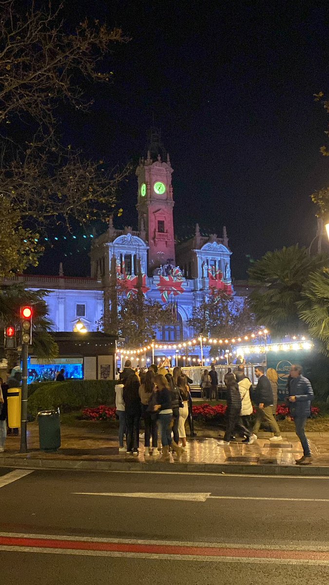 packito_alias's tweet image. Señores de @AjuntamentVLC , ya que hacen el espectáculo en la fachada del ayuntamiento, lo más lógico es que apaguen las luces durante el espectáculo. Así pierde mucho. Una lástima…