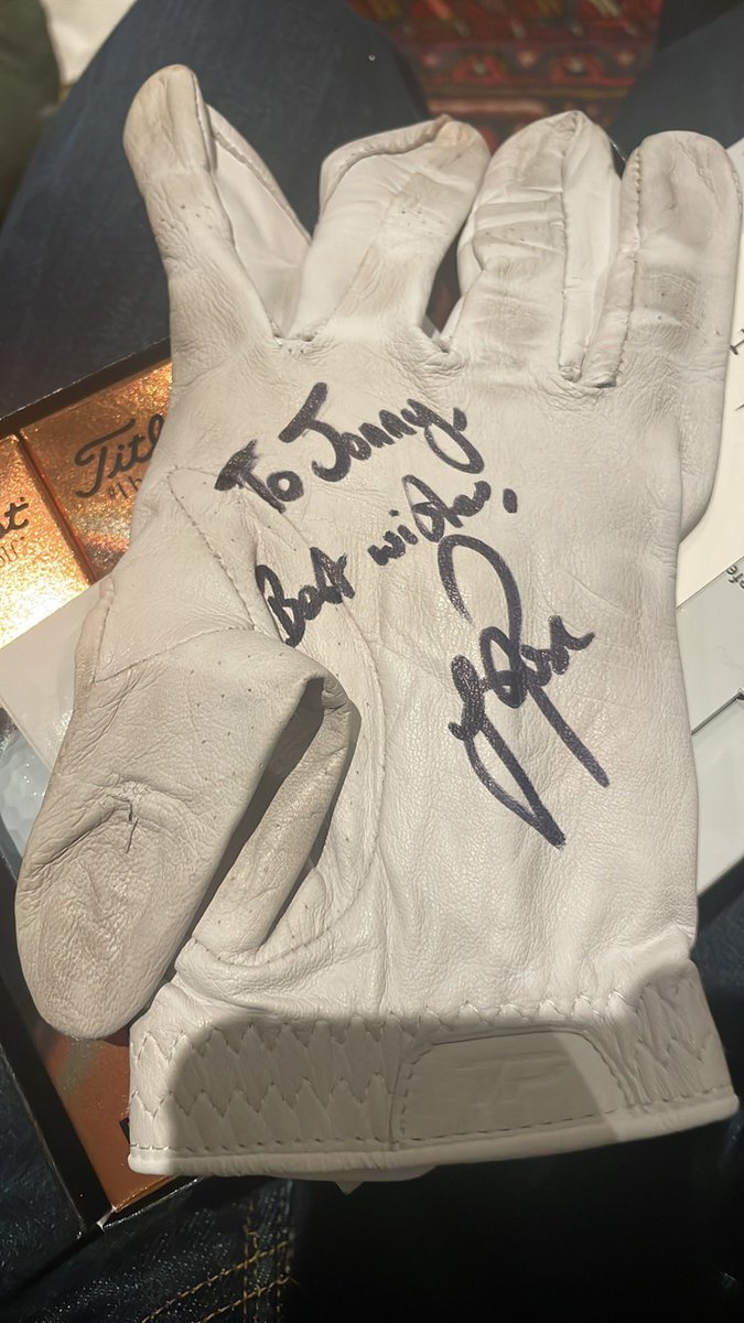 Jonny_Bray's tweet photo. @JustinRose99 thanks for the glove mate! https://t.co/U2HarusNKG