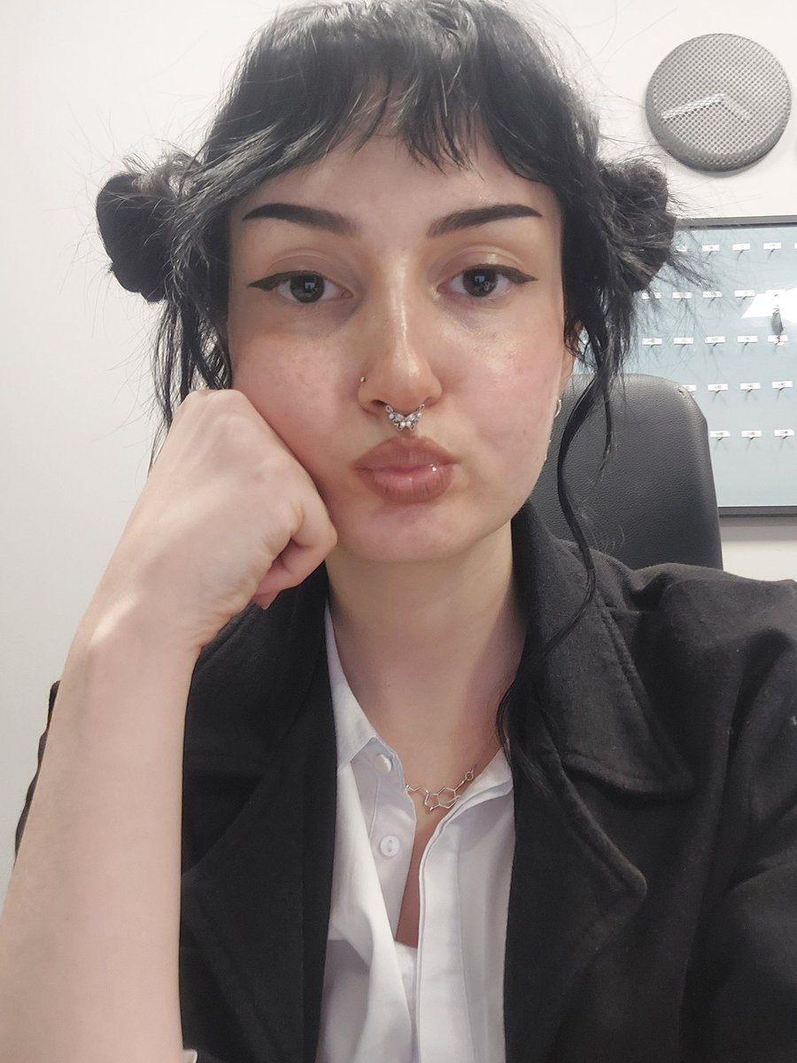 lilmandaryna's tweet photo. just a girlboss doin her girl boss things https://t.co/zA67Ae5Dax