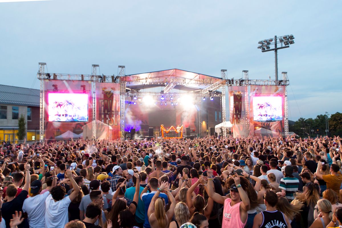 wvutoday's tweet photo. As a new year approaches, we're looking back at the "Top 5 @wvutoday stories of 2022."
No. 4: "WVU FallFest returns..."
#fallfest2022 @WestVirginiaU @wvuevents
https://t.co/VJ3ghlWX8Z https://t.co/BMu9ghCCHi