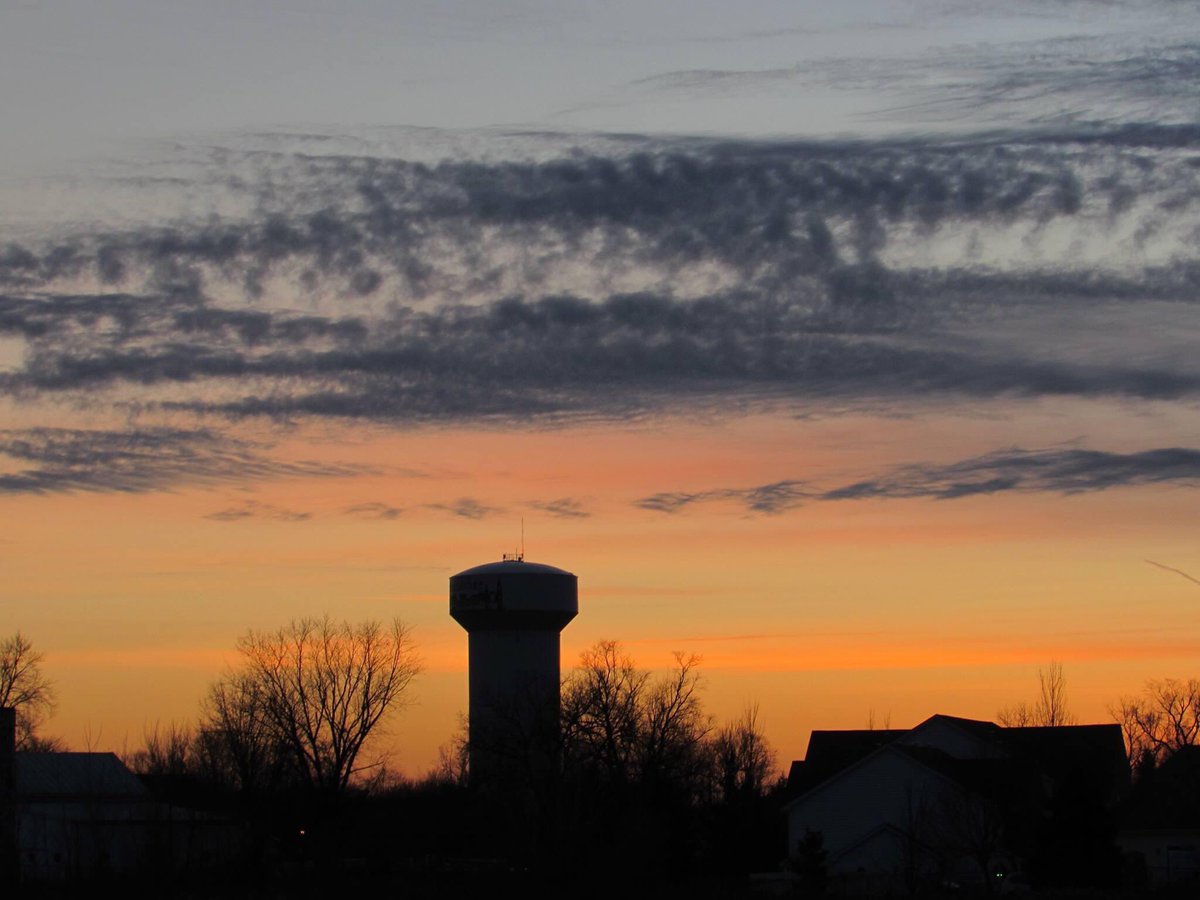 outmybackdoor7's tweet photo. Orange and gray evening, photo by me. #orange #Gray #grayclouds #sunsetphotography #sunsetshimmer #sunset #midwest #ohio #delawareohio #watertower #backdrop #evening #NaturePhotography #naturelovers #NatureBeauty #photo #PhotographyIsArt https://t.co/g4nAWyIGBI