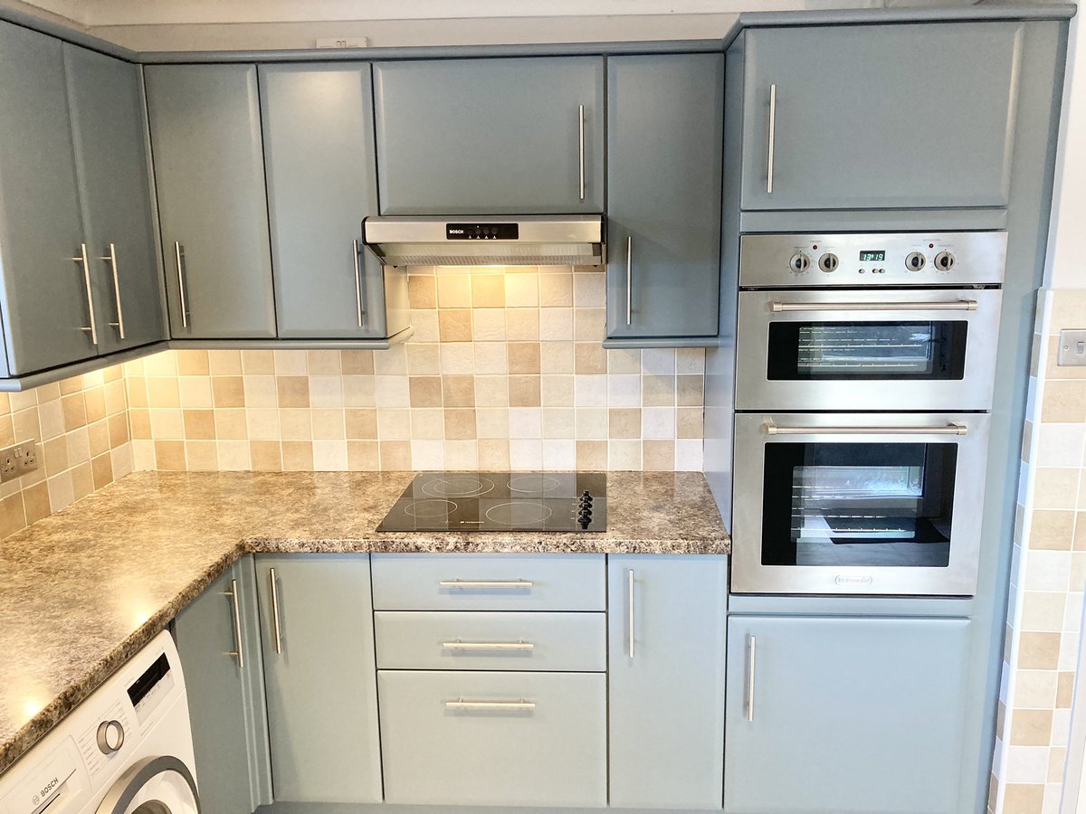 KCSUK_Ltd's tweet photo. Classic flat panel kitchen with the classic problem of the PVC wrap pealing off. Remove PVC wrap and finished like new ! 

Finished in Morrells PC and tinted in ‘De mimes’

#kcsuk #spraying  #spraypaintedkitchen #paintedkitchen #kitchencabinetsprayinguk https://t.co/Xj1xluPkFW