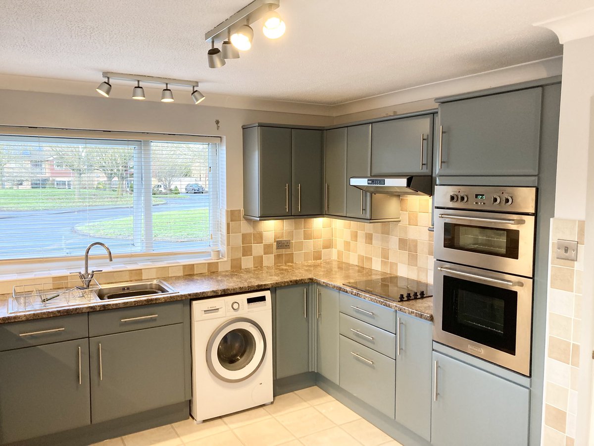 KCSUK_Ltd's tweet photo. Classic flat panel kitchen with the classic problem of the PVC wrap pealing off. Remove PVC wrap and finished like new ! 

Finished in Morrells PC and tinted in ‘De mimes’

#kcsuk #spraying  #spraypaintedkitchen #paintedkitchen #kitchencabinetsprayinguk https://t.co/Xj1xluPkFW