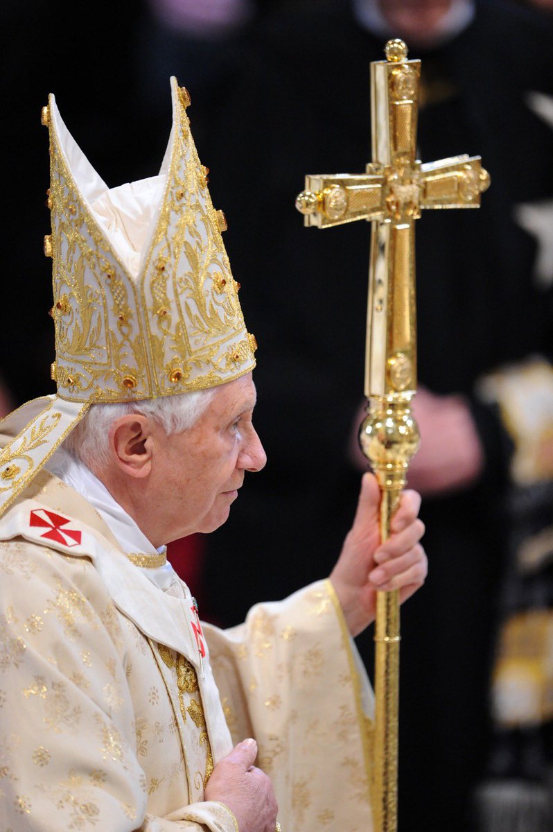 UniCatolicos_es's tweet photo. 🔴 El Papa emérito Benedicto XVI ha entrado en la fase final de su vida. En este momento se encontraría ya inconsciente, mientras sus más cercanos rezan a su lado. https://t.co/KYTL77Nlp7