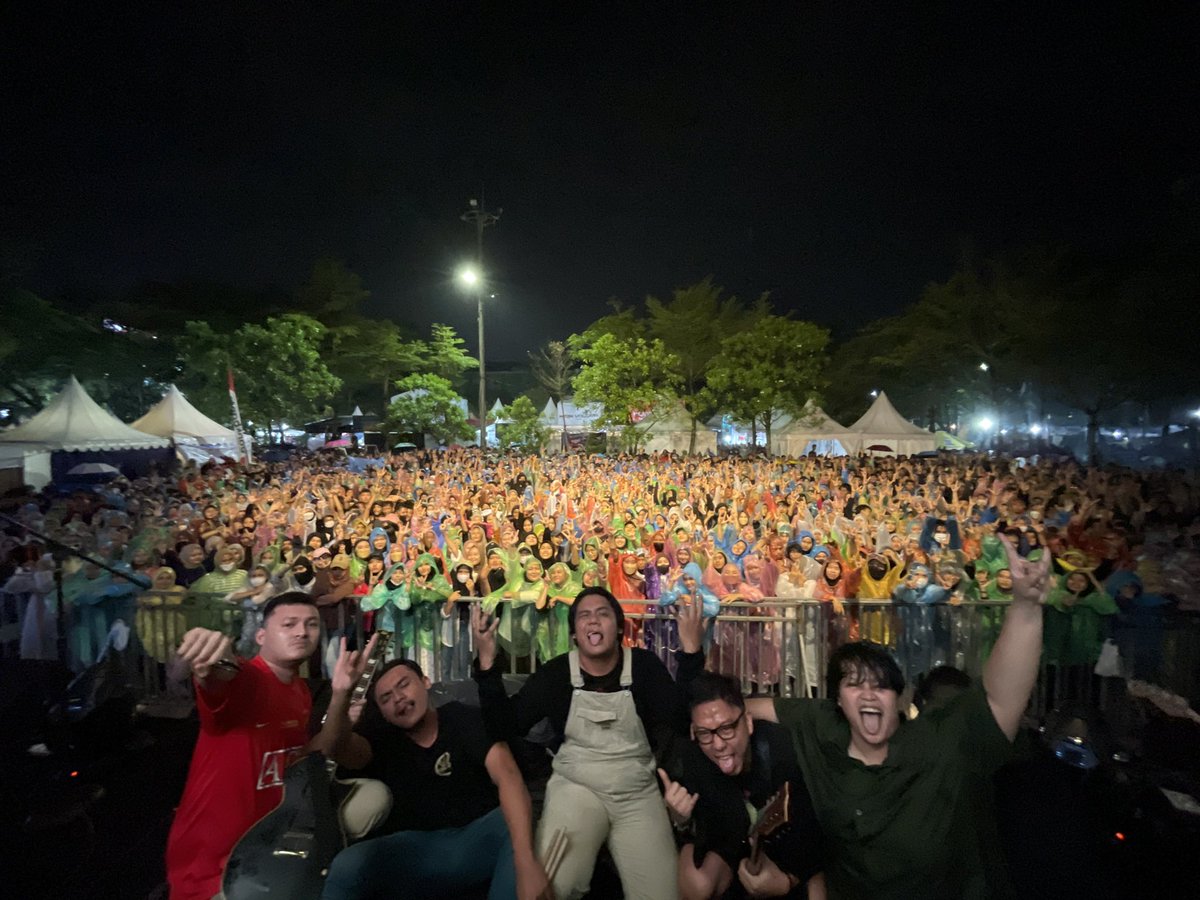 XcakramX's tweet photo. Anjeng rame yg nonton https://t.co/vTpqN5Ynto