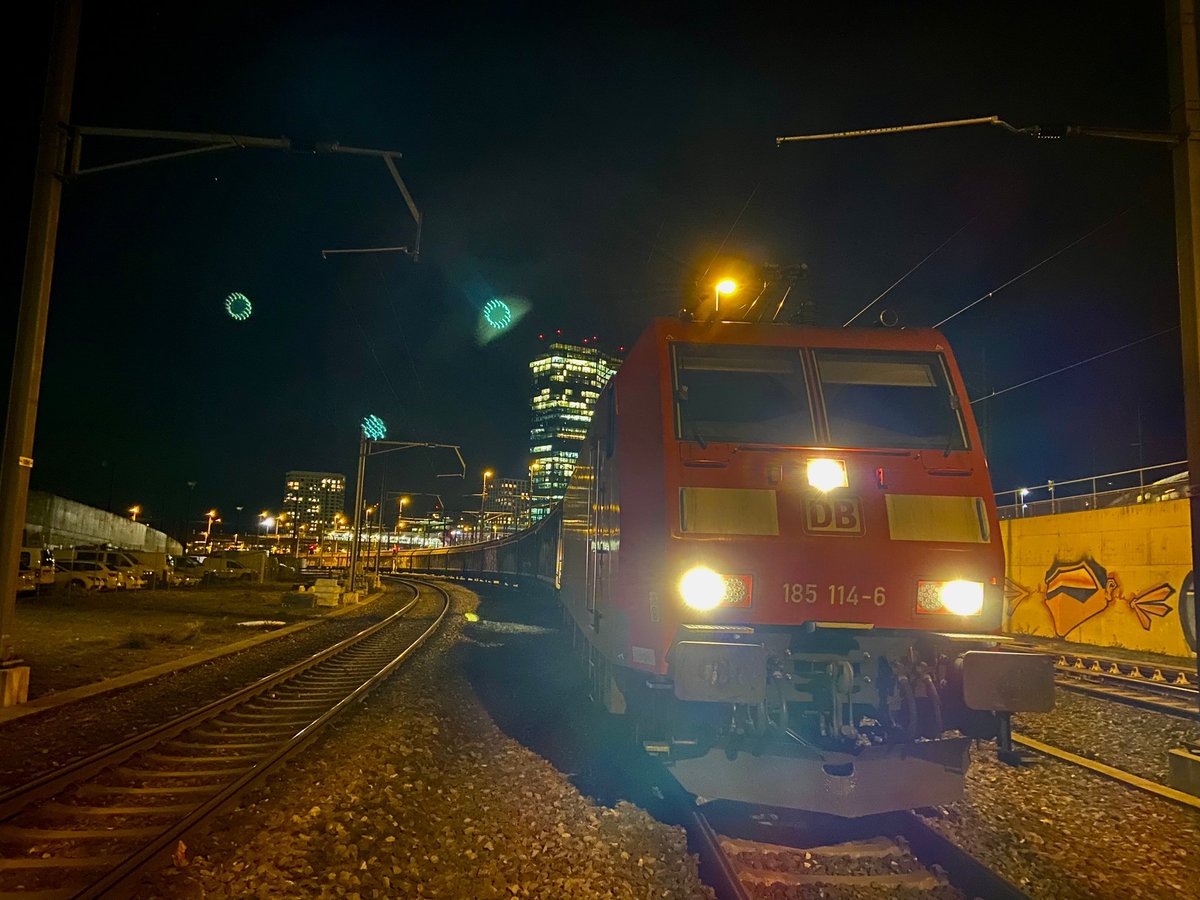 TWeinlein's tweet photo. Guten Abend aus dem #ZVB 🙋
Zum Ausklang des Jahres geht es noch einmal nach #BU - eine Runde #Redbull 🤗
Wünsche einen schönen Abend und schon einmal einen guten Rutsch ✌️
#Lokführer #Cargo #BR185 #Bogentweet #Kurventweet #Tsüri https://t.co/hocYT0UMF4